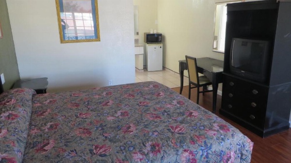 Castaway Motel image 11