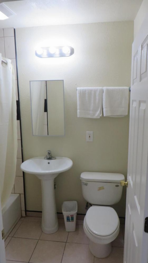 Castaway Motel image 12