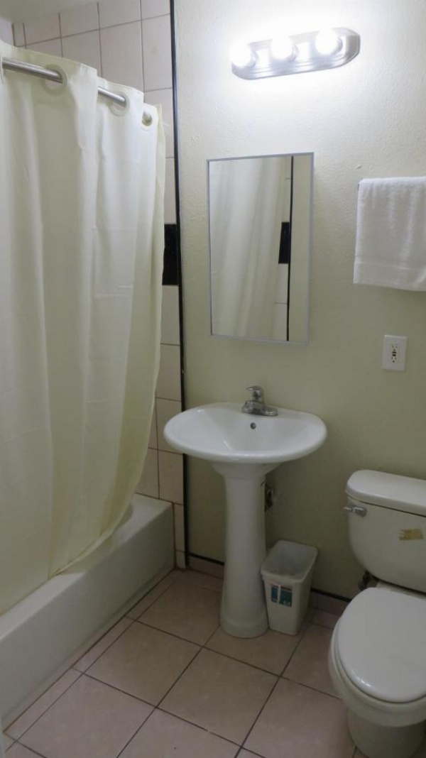 Castaway Motel image 13