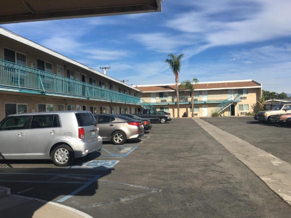 Castaway Motel image 24